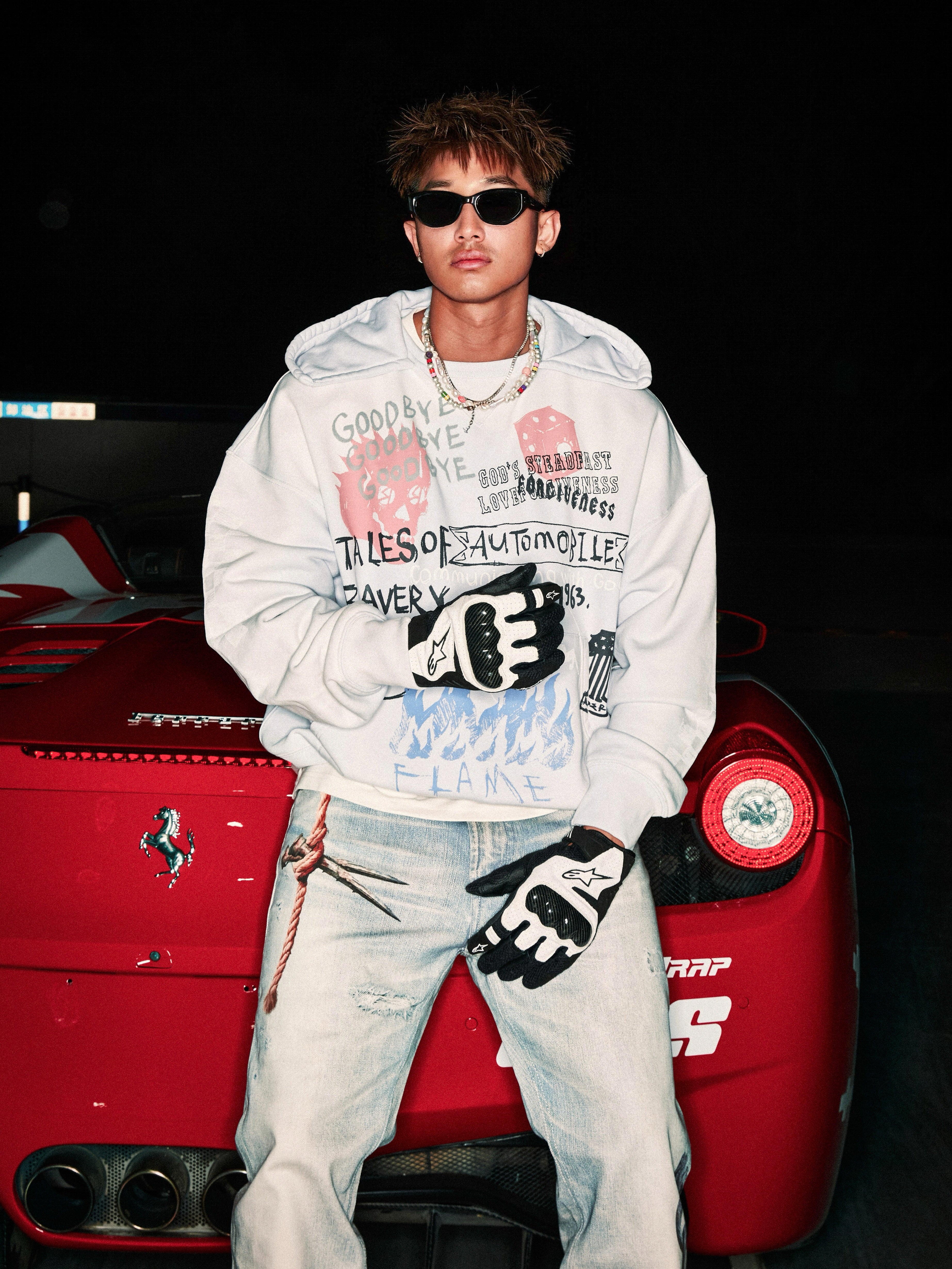 STREET WILLPOWER RETRO DISTRESSED SPRAY WHITE PRINTED WIDE AND SHORT HOODIE
